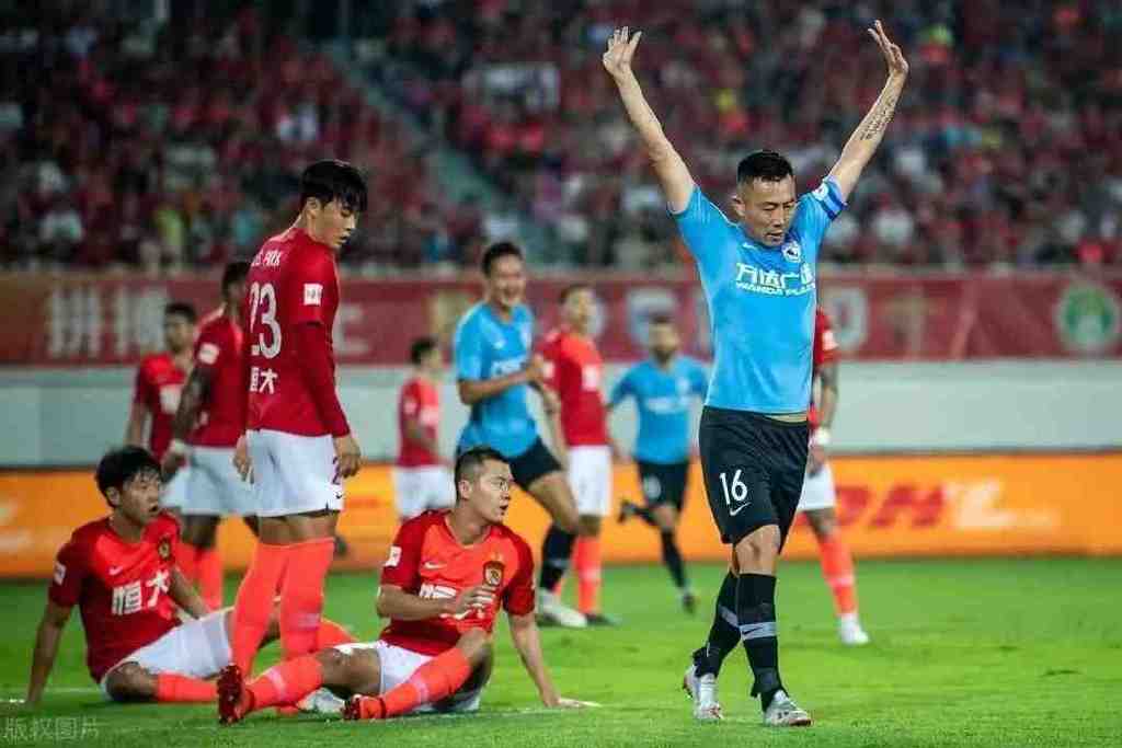 河南“黑色轰炸机”头球建功，河南队逆袭武汉队比赛分析